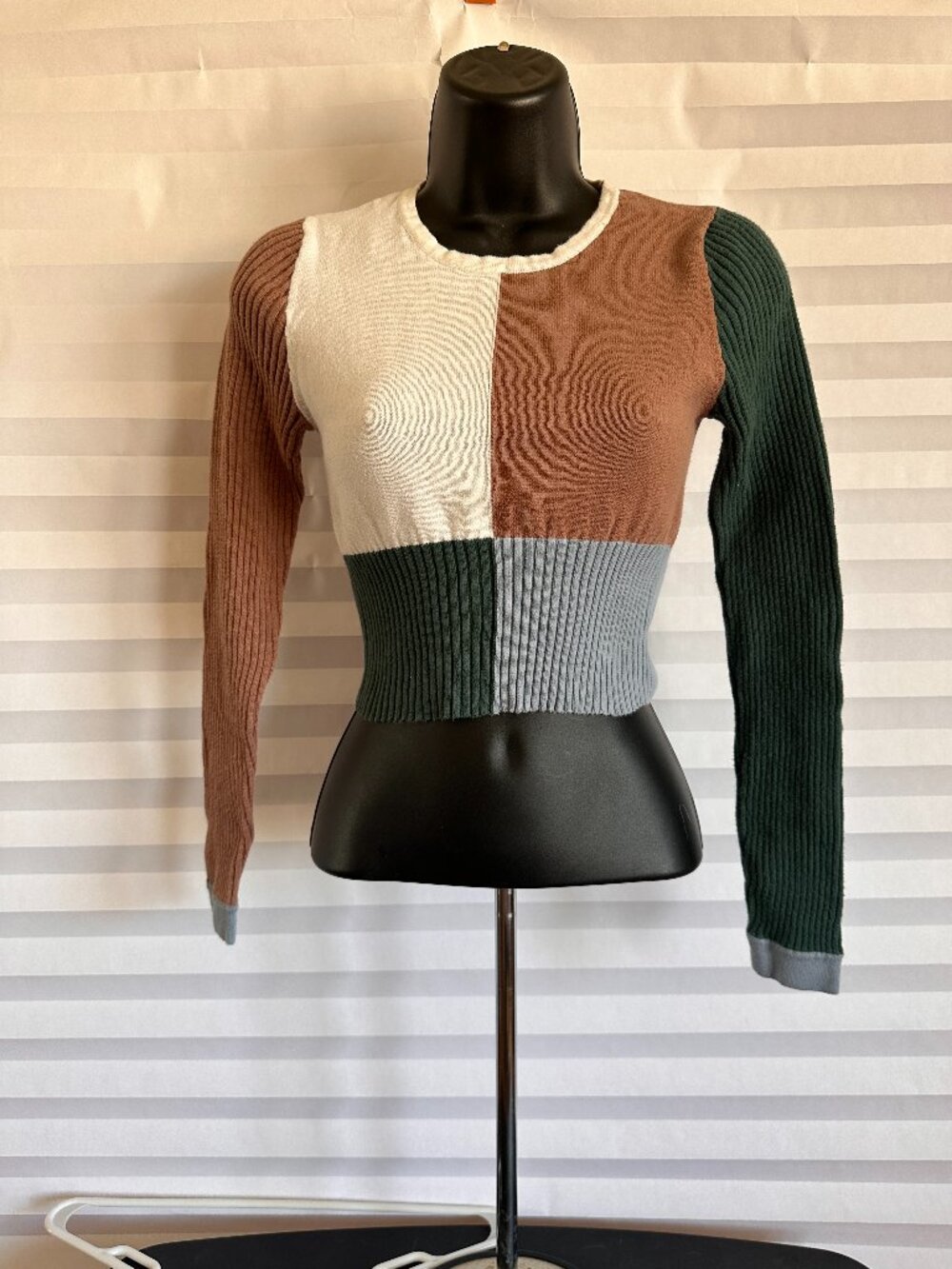 Full Tilt Women’s V-Neck Pullover Knit Sweater Size Medium